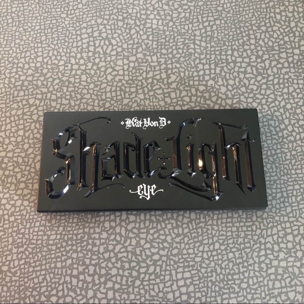 Kat von d KVD shade light glimmer eye contour